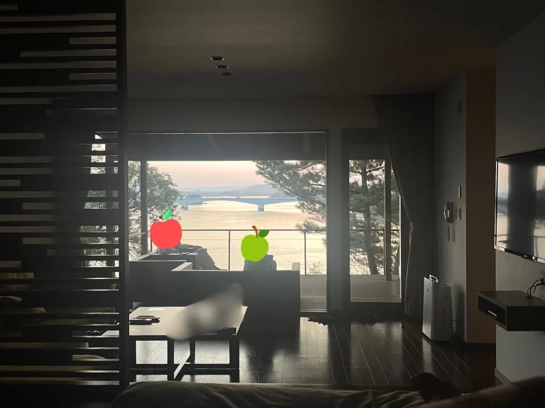 テラスで過ごす両親