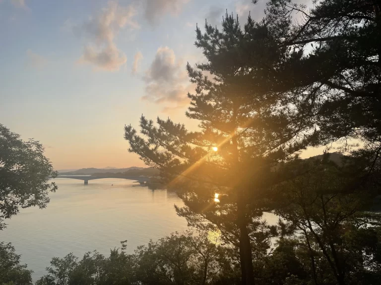 テラスから見た天草五橋と朝日