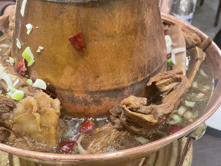 羊の背骨肉の煮込み鍋