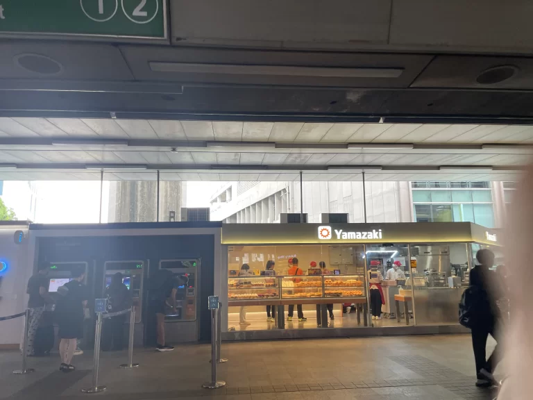 スクンビット線のパヤタイ駅の券売機横に「Yamazaki」