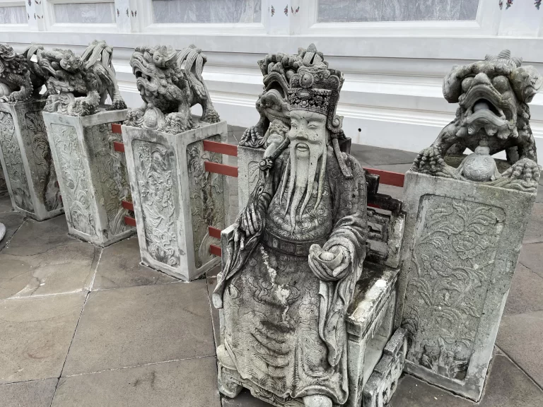 ワット･アルン本堂前の中国風の像