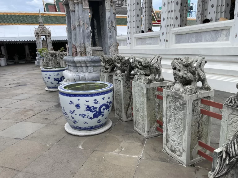ワット･アルン本堂前の中国風の甕