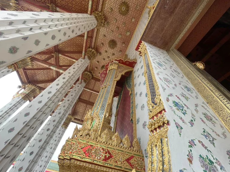 ワット･アルン本堂入口付近