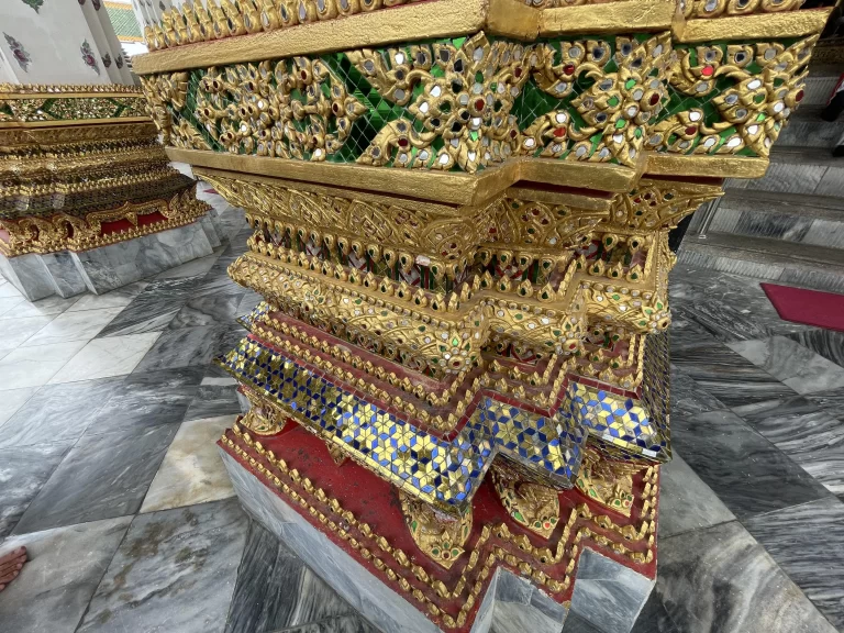 ワット･アルン本堂入口付近の柱の根元