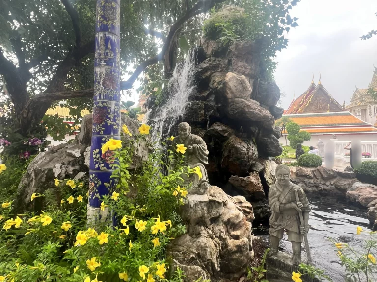 芝生アートの前の小さな滝