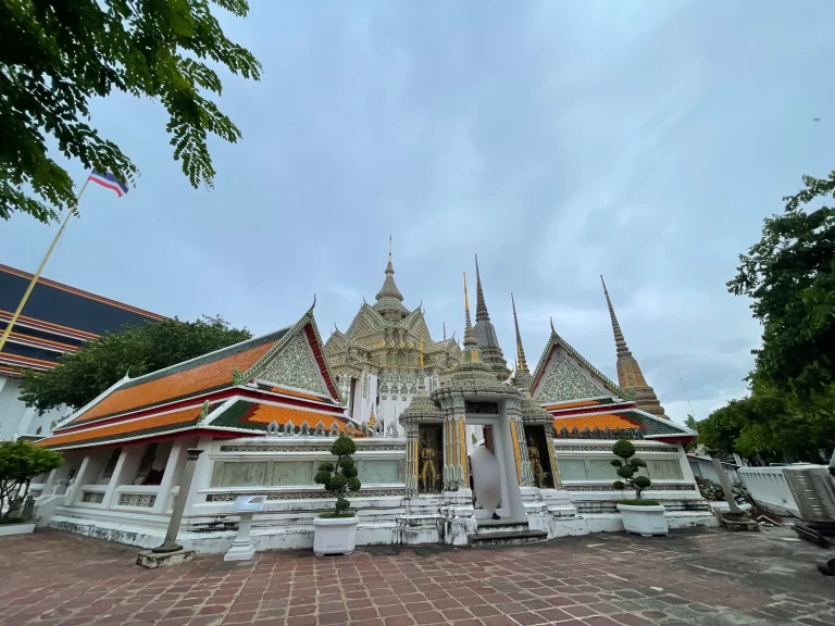 特徴的な建築の塔「モンドップ」