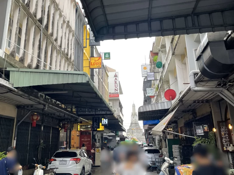 遠くに見えるワット･アルン