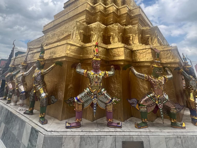 ２基の金色の仏塔の台座にいるヤックとモック