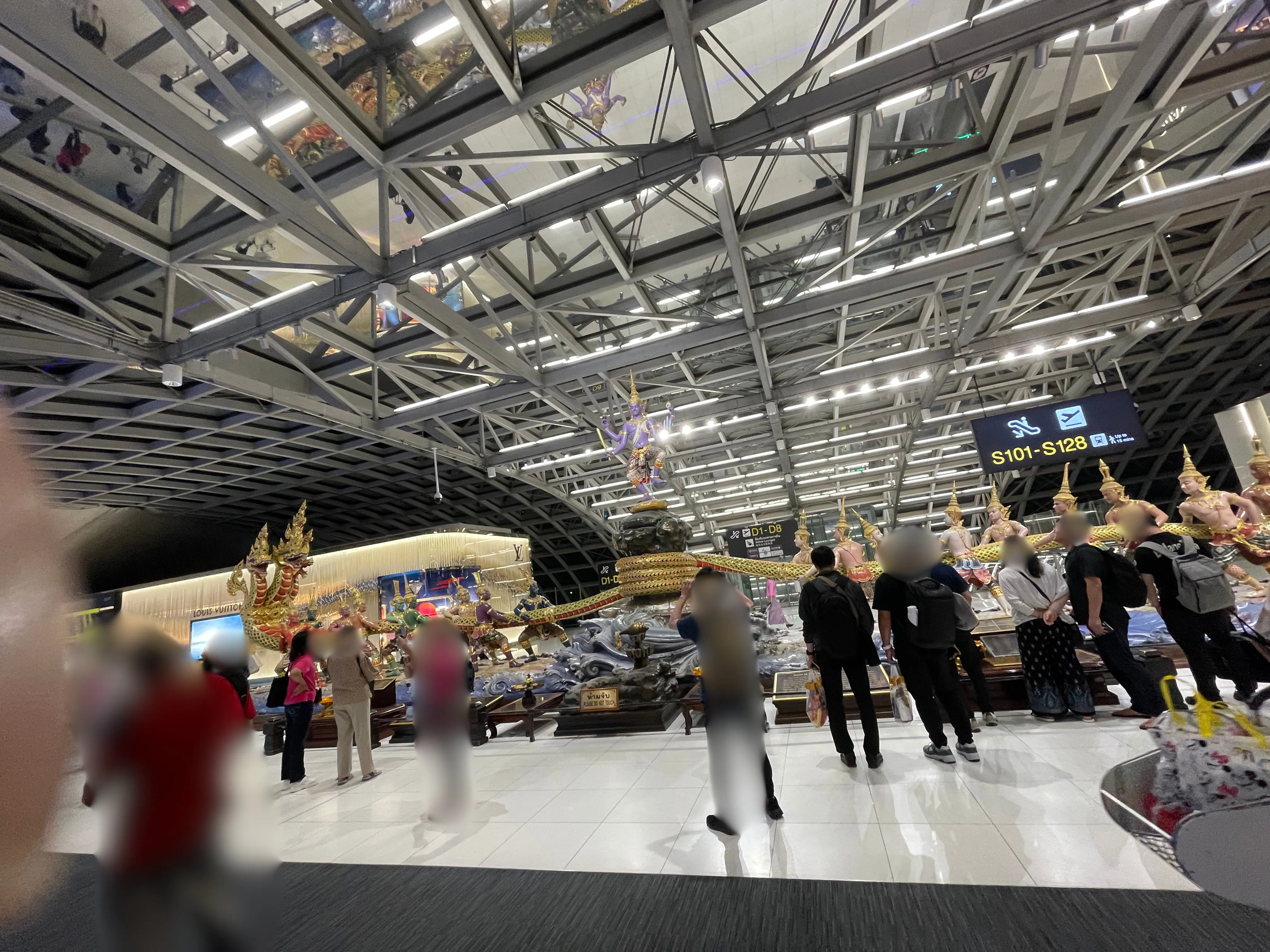 出国審査後に見られる彫刻