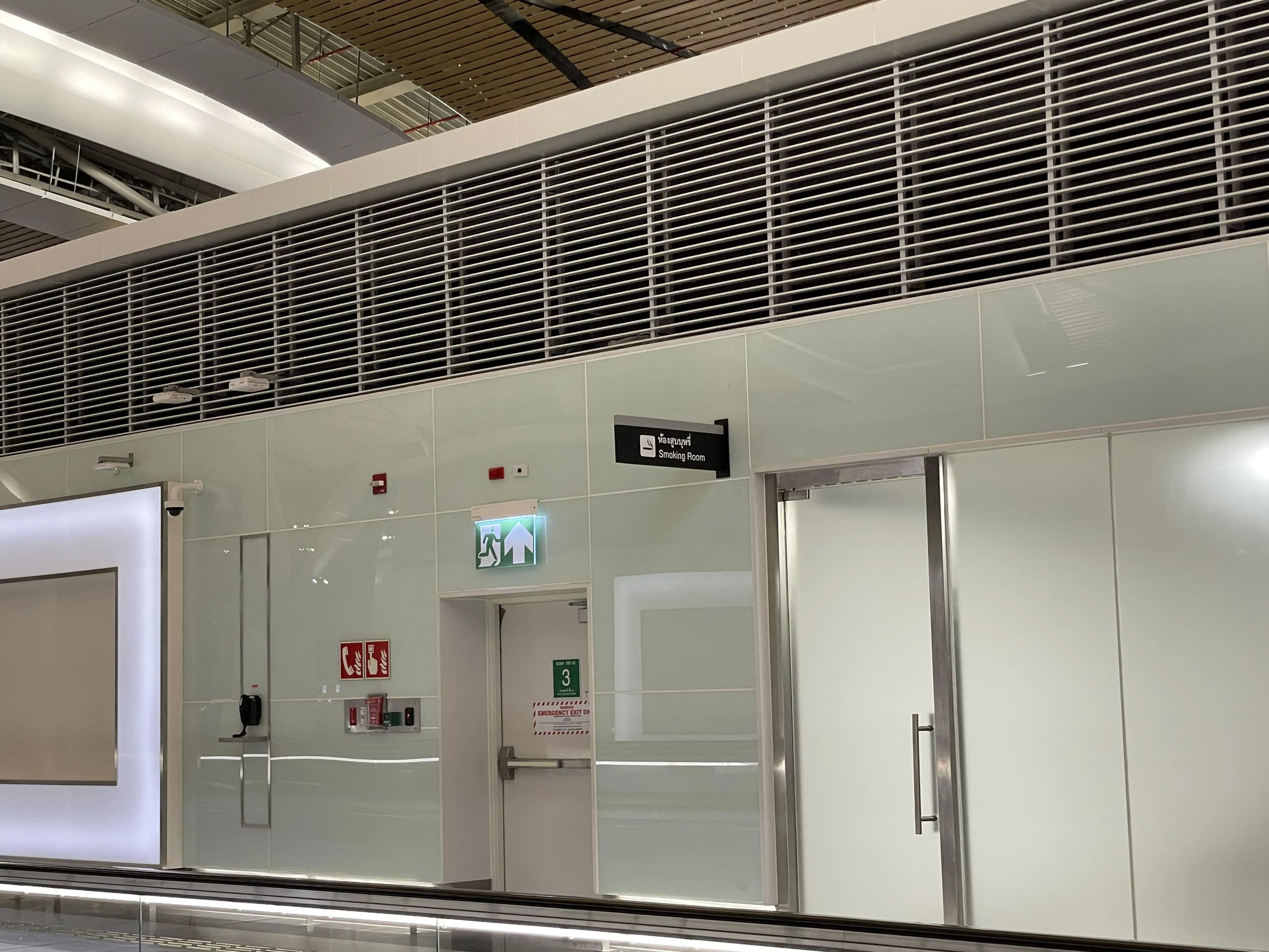 サテライトターミナル３階の喫煙所