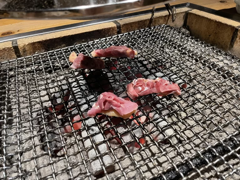 網に乗せた地かろ鶏もも